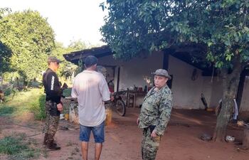 Los intervinientes de la Brigada Antiabigeato con el presunto autor del faenamiento de un buey