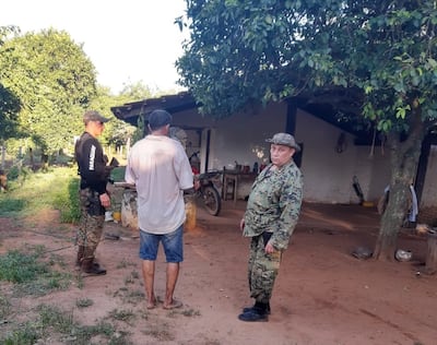 Los intervinientes de la Brigada Antiabigeato con el presunto autor del faenamiento de un buey