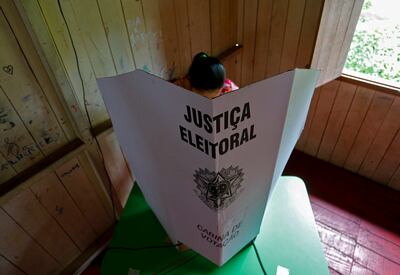 Una mujer vota en las elecciones municipales de Igarape Miri, en el estado de Para, en Brasil, el pasado domingo.