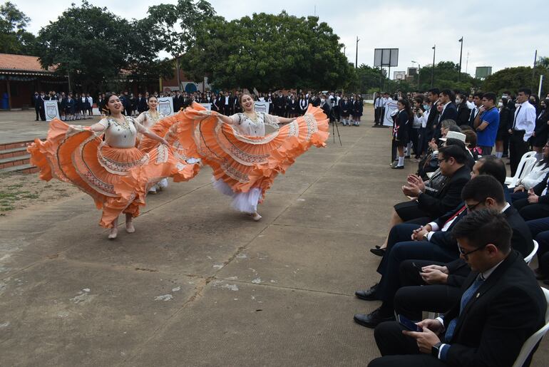 Acto de aniversario del Colegio Nacional de Enseñanza Media y Diversificada de la Villa Permanente