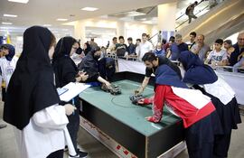 Estudiantes iraníes participan de un torneo de robótica.