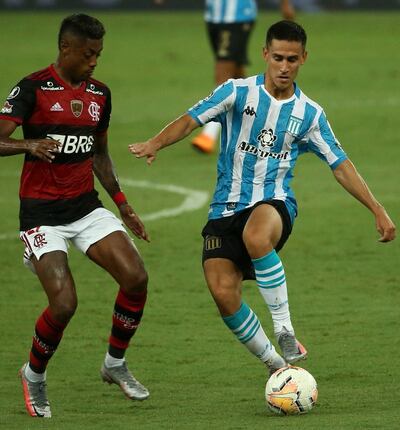 Matías Rojas maniobra ante Bruno Henrique, uno de los mejores jugadores del Flamengo.