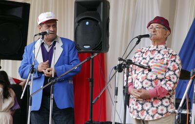 Crispín “Floripón” González junto a su hermano Martín, más conocido como “Cariñito”, durante una de sus actuaciones.