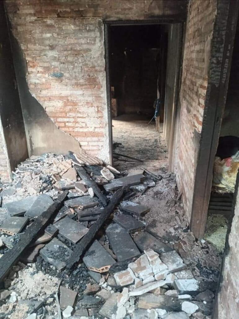Totalmente consumida quedó la vivienda de la humilde familia.