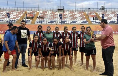 El titular de la Divisional de la APF, Ricardo Torres, entrega el cetro al plantel campeón de Mariano Roque Alonso.