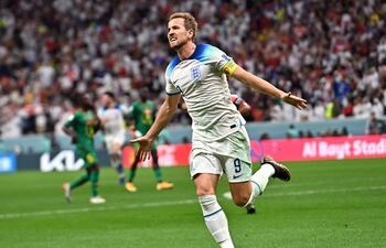Harry Kane celebra su gol para Inglaterra, que ayer se impuso por 3-0 a Senegal y ahora enfrentará en cuartos de final a Francia.