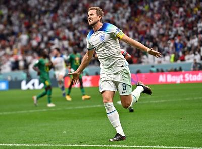 Harry Kane celebra su gol para Inglaterra, que ayer se impuso por 3-0 a Senegal y ahora enfrentará en cuartos de final a Francia.