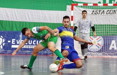 Disputa de balón en el juego Villa Hayes y Sport Colonial. Hubo igualdad 1-1 en el arranque de la 3ª.