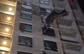 Los trabajadores estaba realizando revoque en el octavo piso aproximadamente cuando aparentemente el andamio cedió.