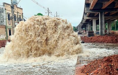 El géiser ubicado sobre Primer Presidente, nuevamente se hizo sentir ayer.