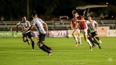 El hombre del partido, la “joya” Julio Enciso conduce el balón rodeado por jugadores de Guaireña que durante todo el juego intentaron custodiar al gumarelo que fue decisivo para el triunfo.