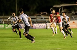 El hombre del partido, la “joya” Julio Enciso conduce el balón rodeado por jugadores de Guaireña que durante todo el juego intentaron custodiar al gumarelo que fue decisivo para el triunfo.