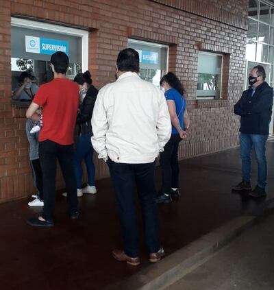 Los connacionales en el lado argentino del puente internacional (Posadas) durante sus trámites de salida).