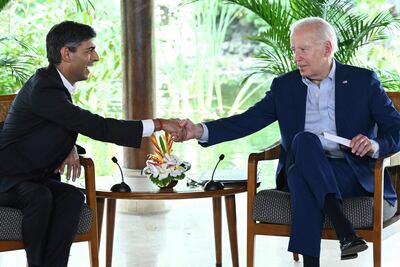 El primer ministro británico Rishi Sunak (a la izquierda) y el presidente estadounidense Joe Biden durante la cumbre del G20 en Bali, Indonesia, este miércoles.