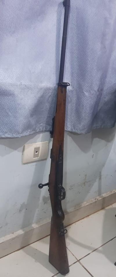 El fusil con sello República del Paraguay que fue encontrado e incautado del poder de los cuatro sujetos.