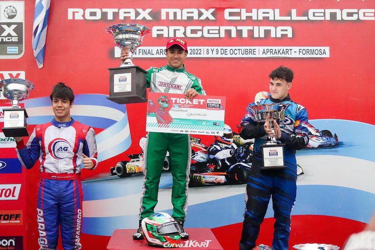 Alejandro Samaniego, subió al podio en la tercera plaza de la Senior Max representando a Paraguay. El joven piloto ya tiene asegurado un cupo para la gran final mundial en Portugal.