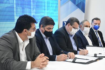 Directivos de la Caja de Jubilaciones y Pensiones de Empleados de Bancos y Afines y el Consorcio REYVA - Británico firmaron un convenio.