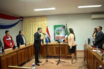 La nueva juez de faltas de San Juan Nepomuceno, Zulma Pavón, juró ante el presidente de la Junta Municipal, Aníbal Silvero.