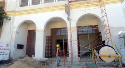 Obreros trabajan en las obras de refacción y modernización del Teatro Municipal de la ciudad Villarrica. El espacio cultural contará con 410 butacas y estaría listo a fines del mes de julio.