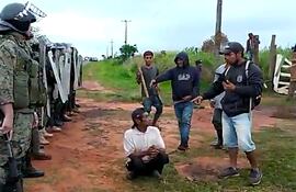 Momento en que la policía llega al predio para proceder al desalojo de unas 100 familias nativas.