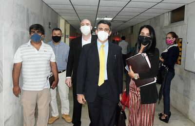 El intendente de Yaguarón, Luis Rodríguez (3° a la izq.), junto con el abogado Javier Pirovano (corbata amarilla), la asesora jurídica de la Comuna, Laura López Ruiz, y pobladores de la ciudad.