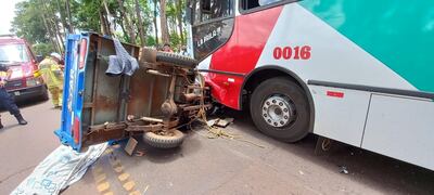 Así quedó el motocarro tras el choque con el ómnibus.
