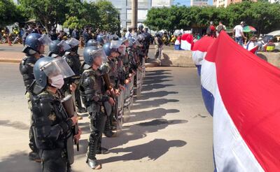 Los uniformados no permitieron avanzar a los manifestantes hasta el Puente de la Amistad.