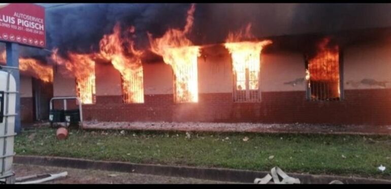 El negocio fue consumido por las llamas.