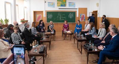 La primera dama de Estados Unidos, Jill Biden, se reunión este sábado en Rumanía con madres ucranianas refugiadas en ese país con sus hijos, durante una visita a una escuela de Bucarest.