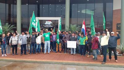 Unos 100 labriegos se manifestaron esta mañana frente a la Gobernación de Caaguazú.