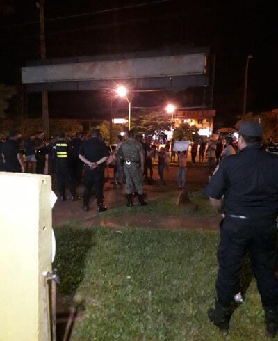 Manifestación frente a la Comisaría 4° de Nueva Esperanza, departamento de Canindeyú, en repudio por el presunto procedimiento irregular de un agente policial que derivó en la muerte de un adolescente.