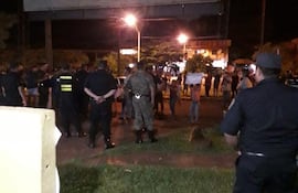 Manifestación frente a la comisaría 4° de Nueva Esperanza, departamento de Canindeyú, en repudio por el fatal procedimiento policial
