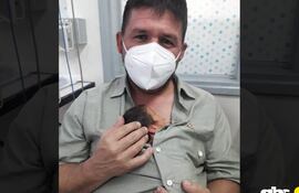 Christian, padre de Emma, practicando el apego en el Hospital de Clínicas.