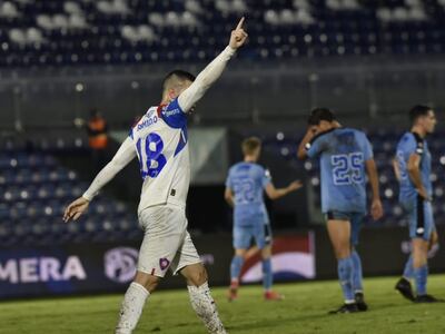 Braian Samudio, futbolista de Cerro Porteño, celebra un tanto contra Resistencia por la jornada 16 del torneo Apertura 2023 del fútbol paraguayo en el estadio Defensores del Chaco, en Asunción, Paraguay.