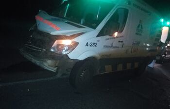 La ambulancia que transportaba un paciente con covid chocó contra una motocarro.