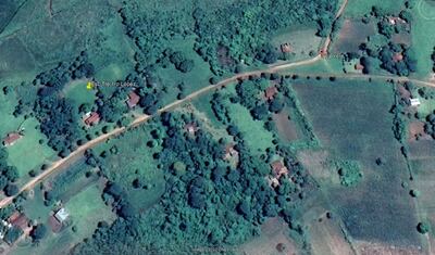 Vista aérea del pequeño poblado de Ypayere, una compañía rural de General Artigas conformada por unas 80 personas, campesinos que se dedican a la agricultura de subsistencia. El hallazgo de una placa de piedra enterrada en el piso de su escuela desató la curiosidad de propios y extraños.