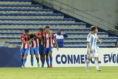 Axel Balbuena (2-i) de Paraguay celebra hoy con sus compañeros tras anotar contra Argentina, durante un partido por el Sudamericano Sub-17 en Guayaquil (Ecuador).