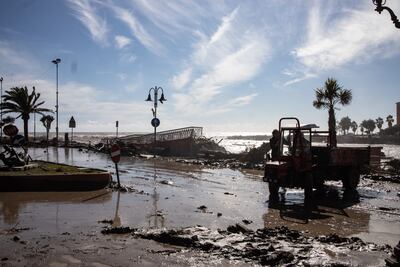 Inundaciones causan estragos en Italia. Esta es la pasarela Squarciafichi colapsada (trasera) está representada por el río Roya en Ventimiglia.