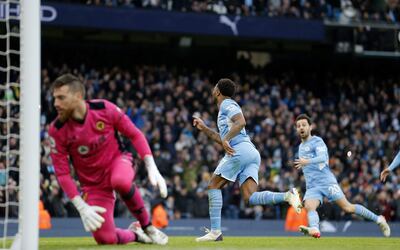 Raheem Sterling (m) celebra el tanto de penal para el 1-0 parcial del Manchester City contra el Wolverhampton por la Premier League.