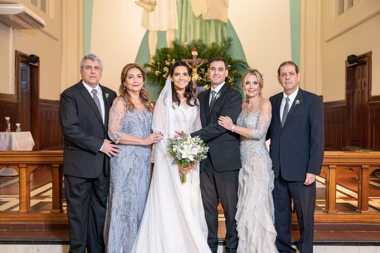 Fueron los padrinos Alberto Daher Acuña y Analía Guggiari Gastón; Gilda Krisch Caló y Luis María Velázquez Amado.