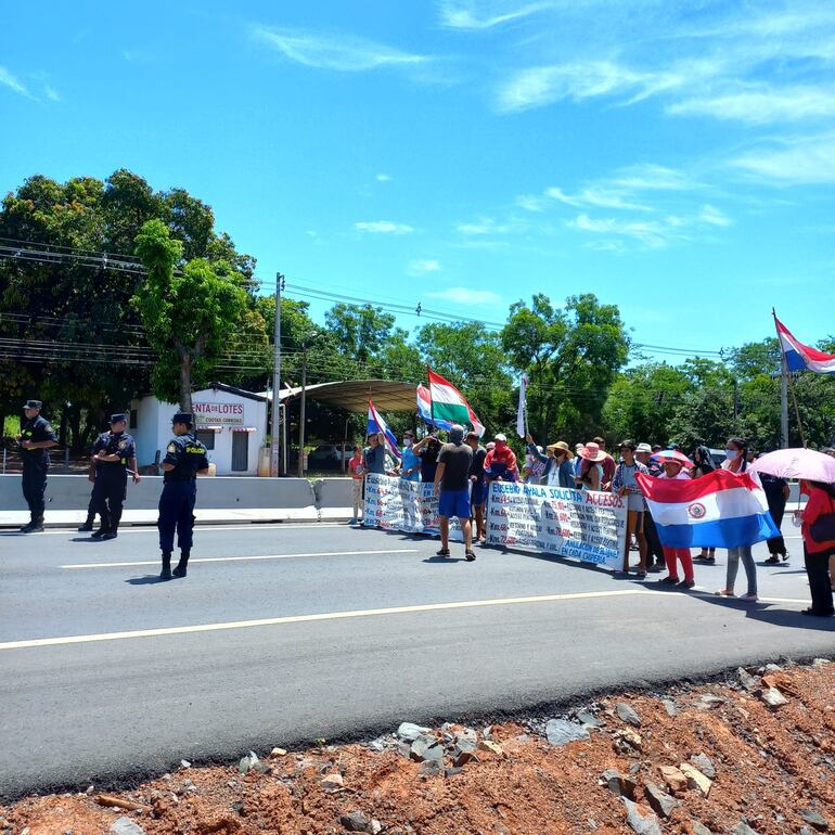 Así los ciudadanos de Eusebio Ayala cierran la Ruta PY02 de manera intermitente.