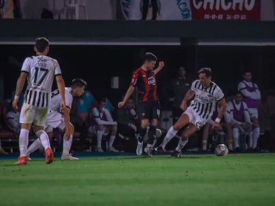 La jugada entre Fernando Ovelar (c) y Roque Santa Cruz (d) en el partido entre Cerro Porteño y Libertad.