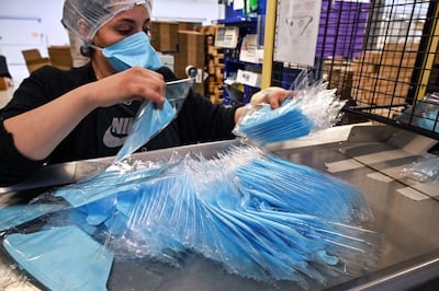 La compra de tapabocas a precios elevados y la adquisición de agua tónica como supuesto elemento clave para el tratamiento del Covid-19 llaman la atención de los ciudadanos.
