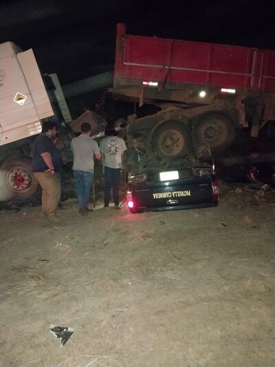 Patrullera de la Patrulla Caminera atrapada debajo de un camión que embistió al vehículo y agentes quedaron atrapados dentro.