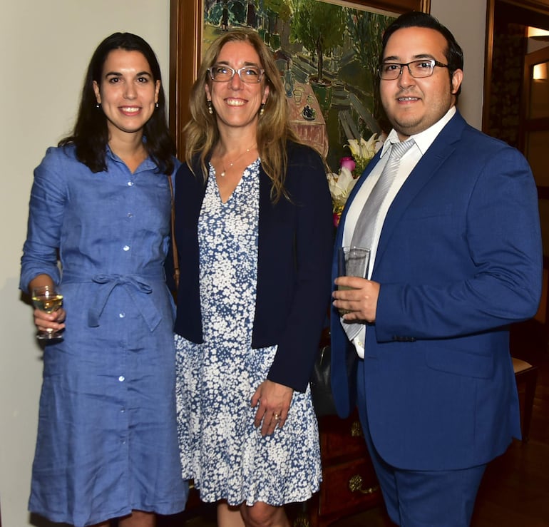Camila Geddo, Mercedes de Torres y Donnie García Navarro.