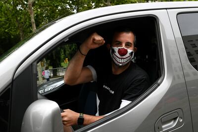Un conductor con mascarilla, en Barcelona, España.