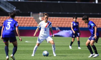 Jessica Martínez en acción ante dos jugadoras de China-Taipéi en el partido que las albirrojas ganaron en tanda de penales.