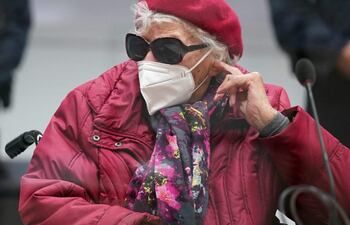 Irmgard F., de 96 años, antigua secretaria de las SS en el campo de concentración de Stutthof se sienta en el banquillo de los acusados durante su juicio en Itzehoe, Alemania.