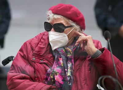 Irmgard F., de 96 años, antigua secretaria de las SS en el campo de concentración de Stutthof se sienta en el banquillo de los acusados durante su juicio en Itzehoe, Alemania.