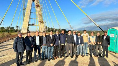 En el centro, los presidentes de Paraguay y Brasil, Mario Abdo Benítez y Jair Bolsonaro; en el extremo de la derecha, el director general brasileño de Itaipú Binacional, Anatalicio Risden Junior, posan en la obra del Puente de la Integración.